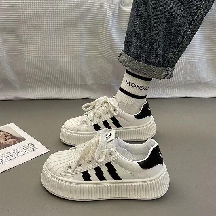 Internet celebrity little white shoes female ins tide super fire 2025 spring and autumn new Hong Kong style casual board shoes platform biscuit shoes