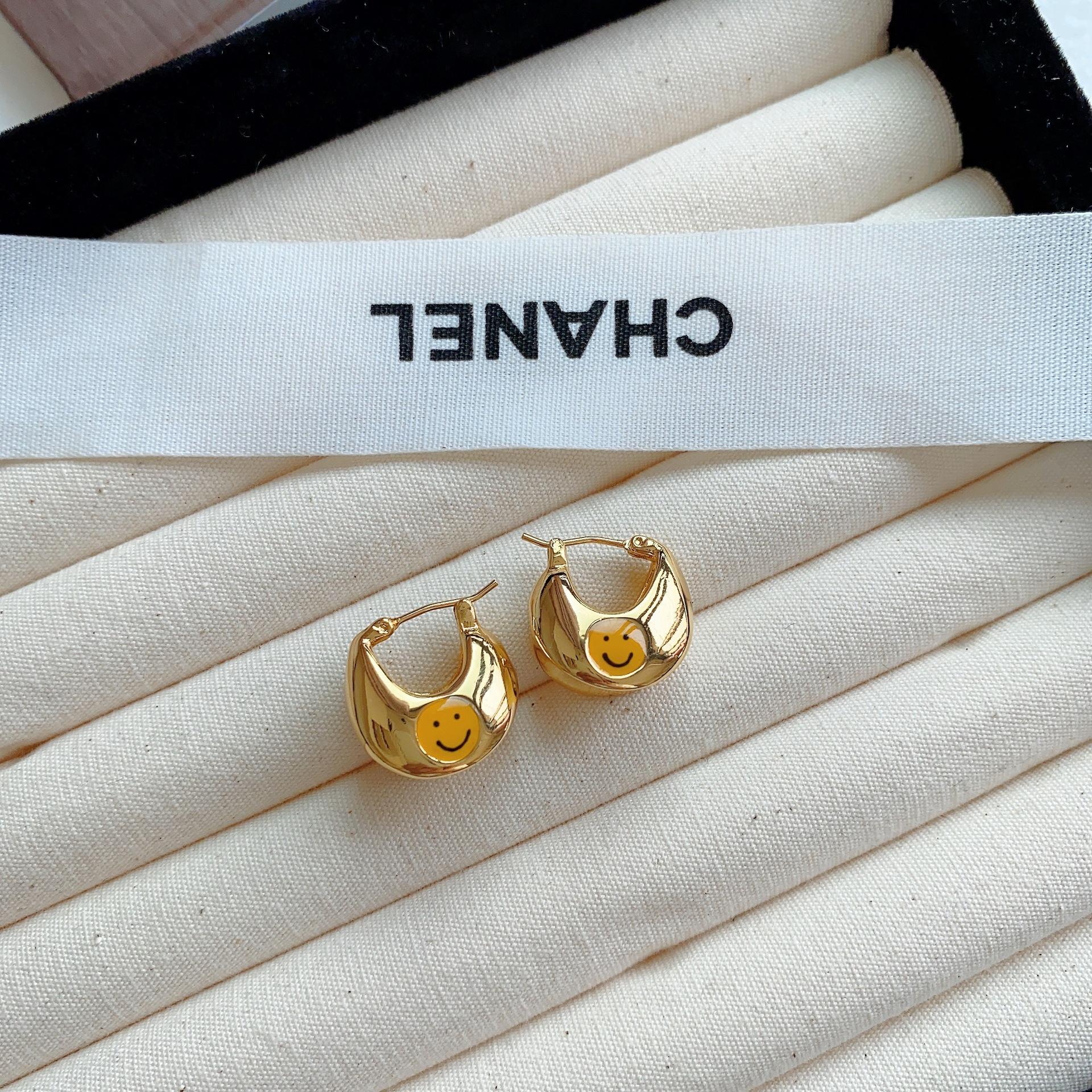 

Design Sense Smiley Face All Copper Small Basket Earrings Women S Tide Cool Wind Age Reduction Individual Cold Wind Fun Ear Buckle New