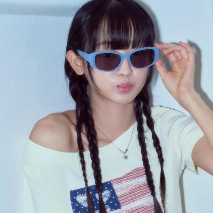 Rubine Sonnenbrille Himmelblau