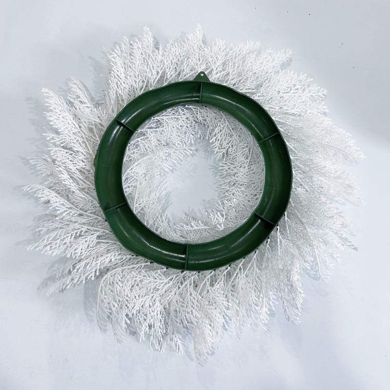 Un pandantiv de brad de Crăciun coroană de frunze de chiparos alb fals pentru decorațiunea de Halloween