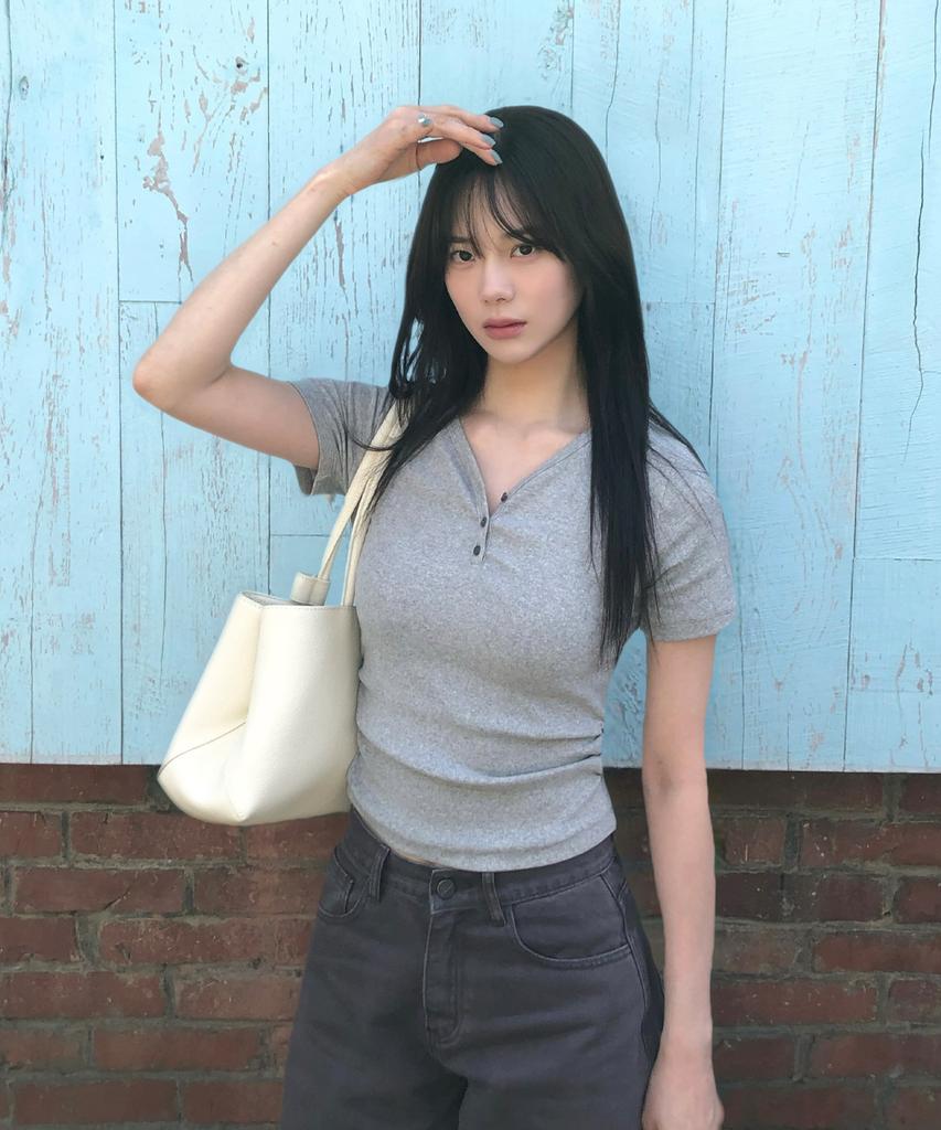 Lugkaeseuteu Sara Henley Neck Shirred T-Shirt_Melange Grey / Sara Henley Neck Shirred T-Shirt_Melange Grey