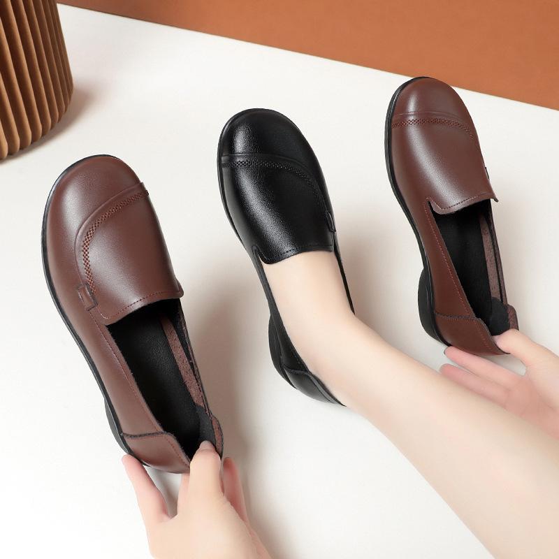 Mom shoes leather shoes soft leather soft sole single shoes spring and autumn comfortable flat heel medium and large size women's shoes 4042