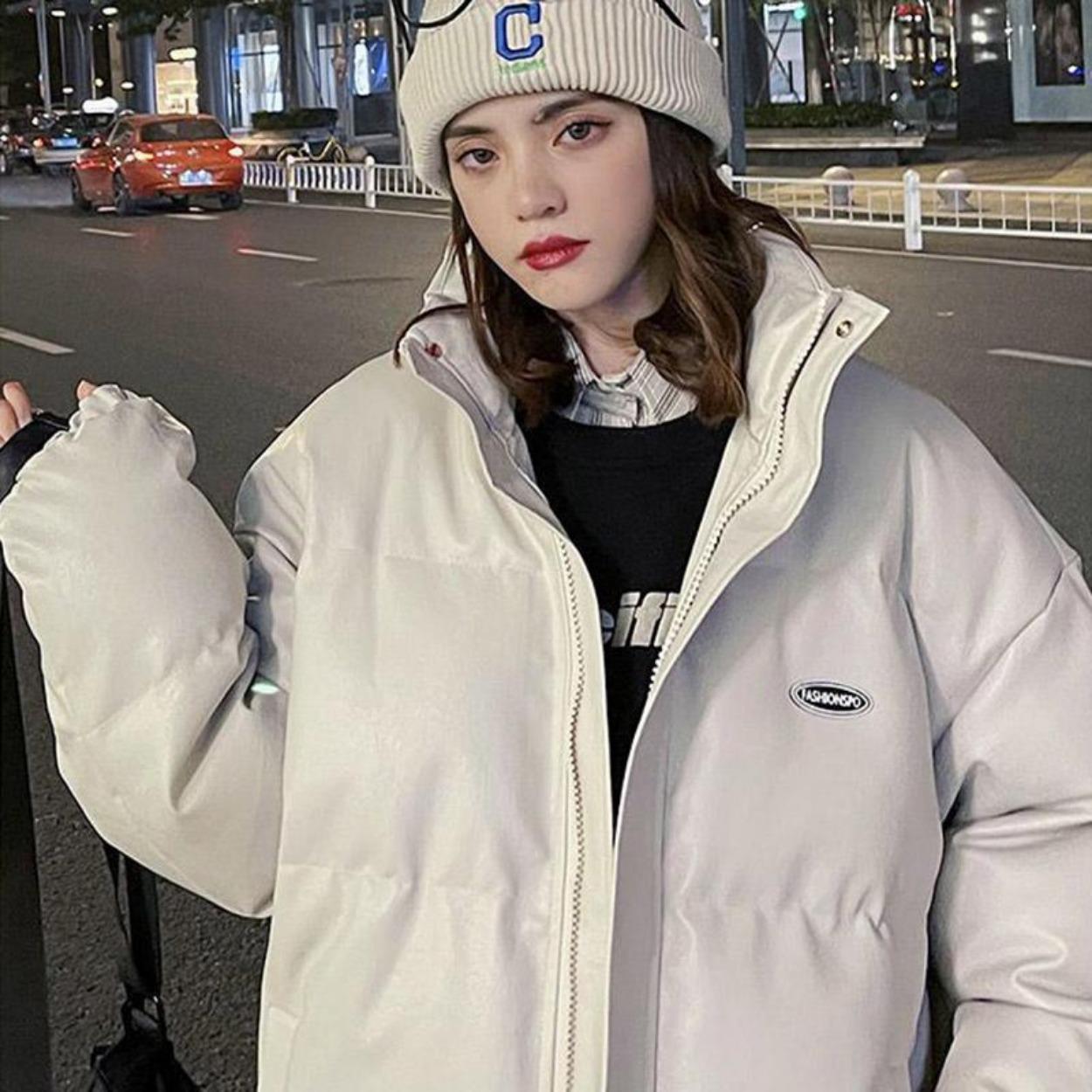 Женская осенне-зимняя свободная теплая однотонная ветрозащитная куртка большого размера — фото 4