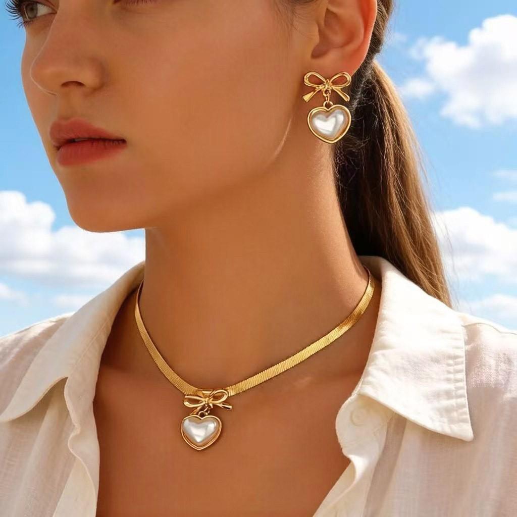 Collana Pendente Linea Geometrica Minimalista con Design Svuotato
