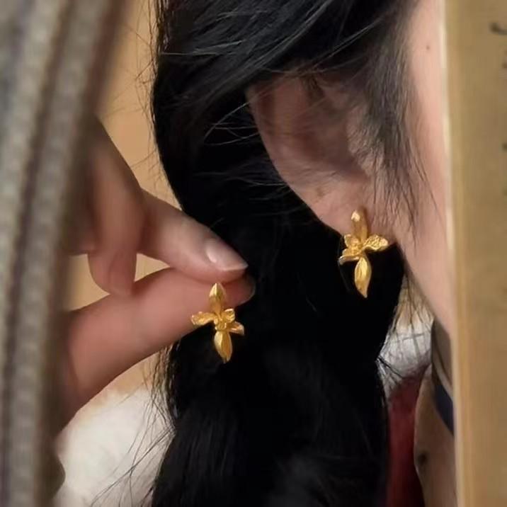 Vietnamese Golden Magnolia Flower Stud Earrings - Elegant and Versatile High-End Fashion Jewelry for Women.