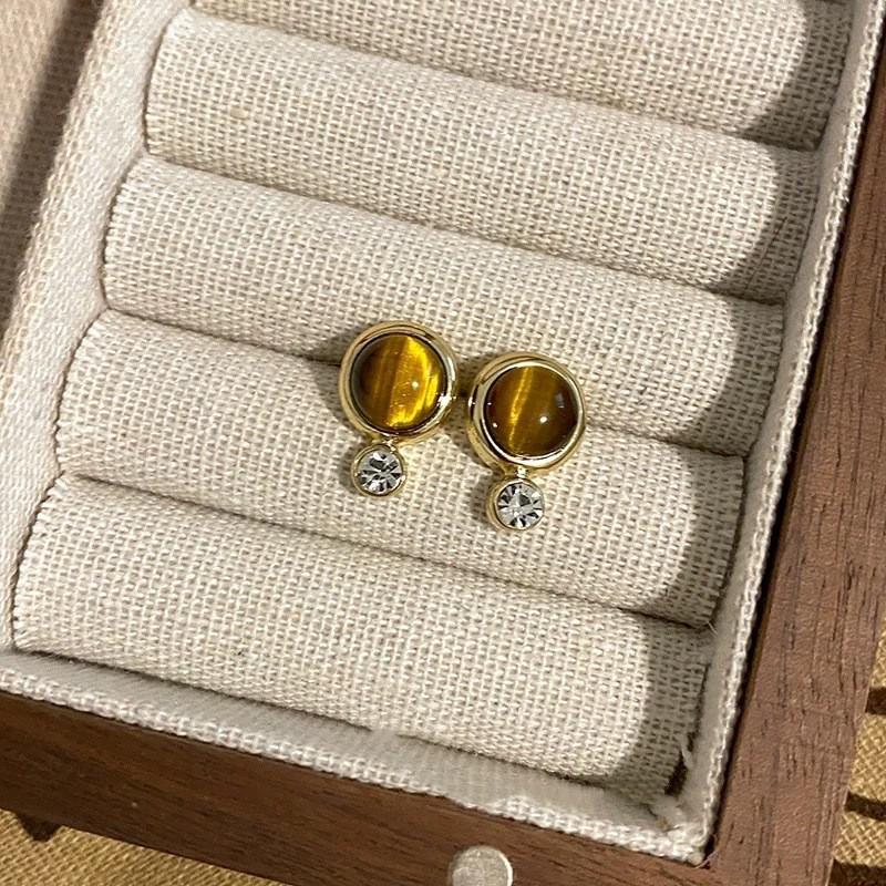 Silver Needle Tiger's Eye Style Earrings: Elegant, Fashionable Studs with Caramel Color Finish.