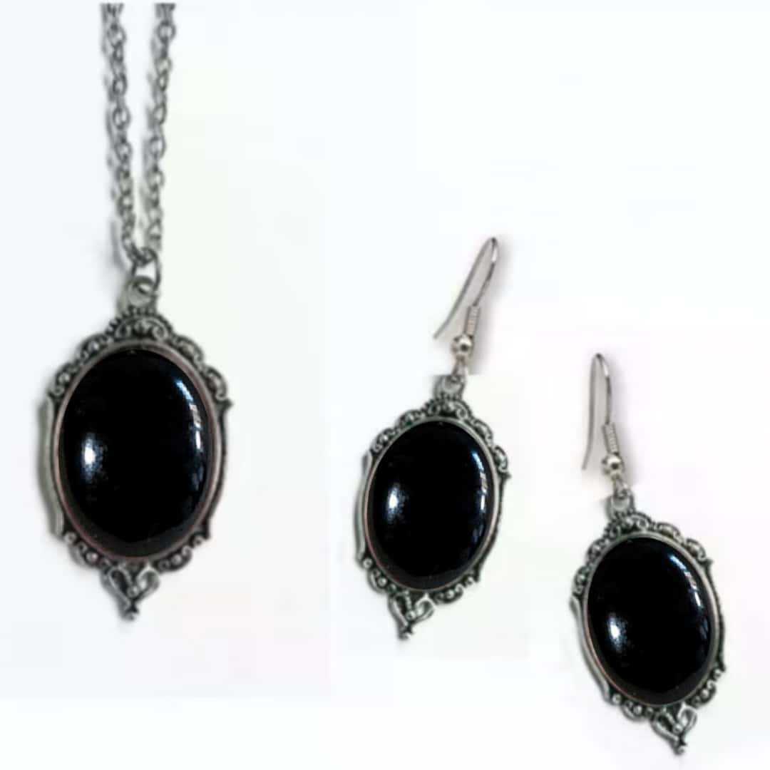 

2pcs Set Retro Temperament Sliver Color Oval Lacework Inlay Red Crystal Glass Pendant Necklace Earrings for Women Jewelry Sets чорний
