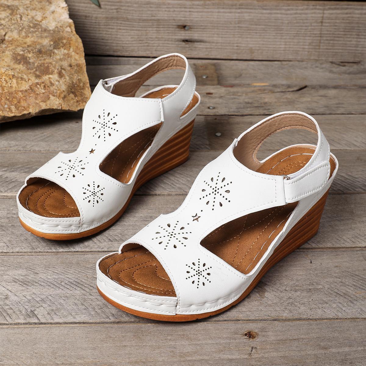 

Новые сандалии на высоком каблуке с полым резным узором, женские большого размера, на толстой подошве, с открытым носком, на липучке, пляжные крутые шлепанцы 36