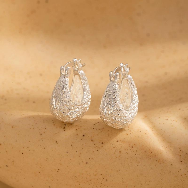 Silver Needle Geometric Heart Hoop Earrings - Retro & High-End Style for a Bold Look