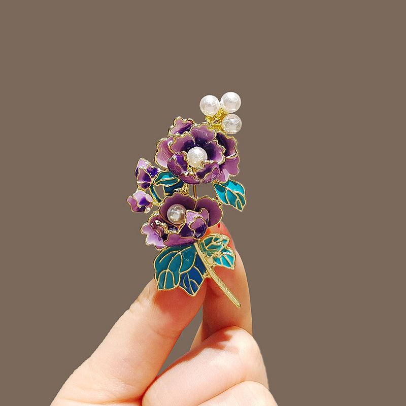 Vintage Peony Pearl Fan Brooch: Elegant Retro Flower Pin for Women’s Suits