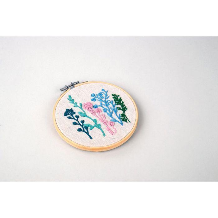 Embroidery Kit - Flowers and Grasses - 13.5 Cm