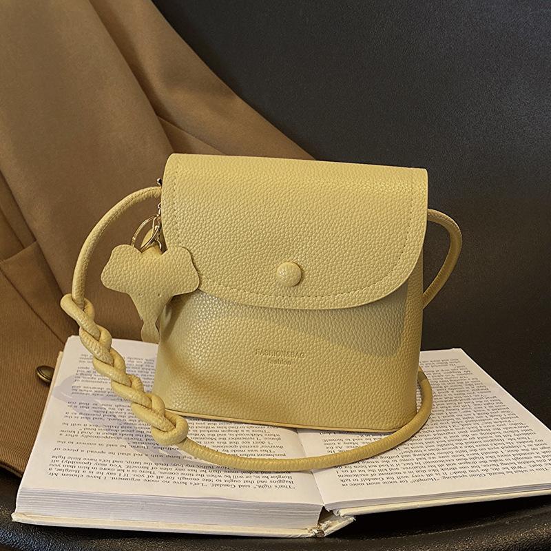 

Stylish and simple messenger bag women s autumn 2025 new retro diagonal span small square bag Korean version niche shoulder bag светло-желтого
