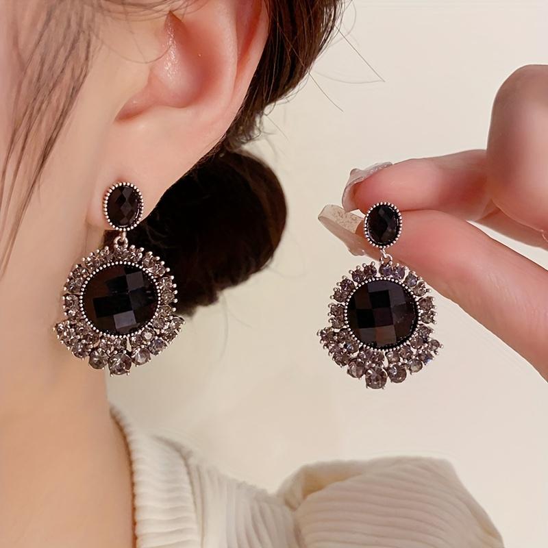 

1Pair of Stylish Ladies Earrings with Elegant Black Pendant Design for A Stylish and Versatile Look чорний