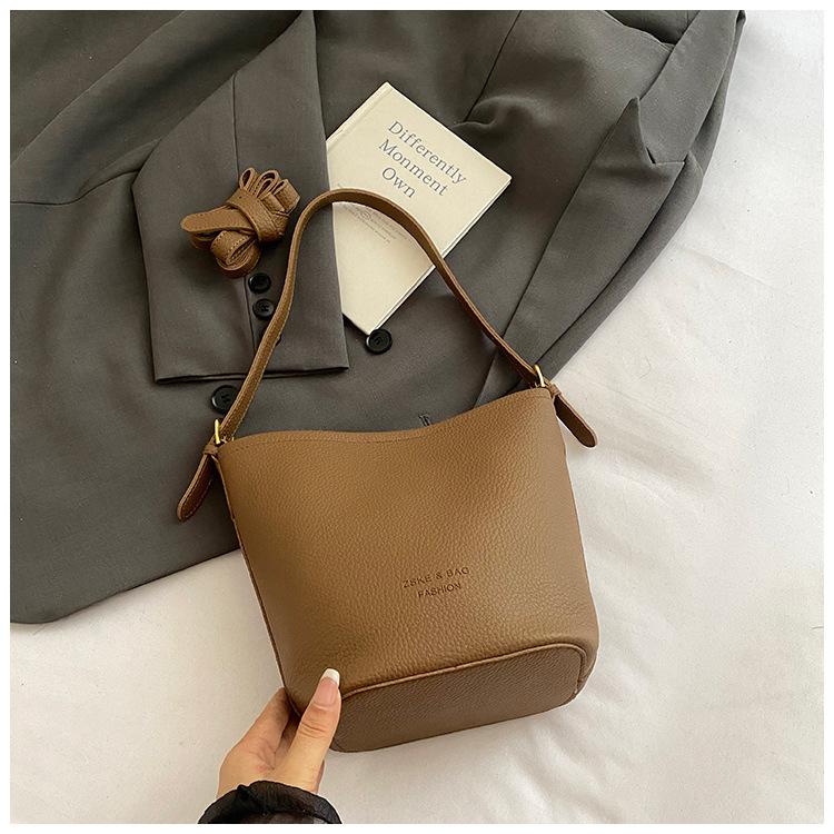 

Large-capacity hand-held fashionable casual bucket bag 2025 summer new Korean version trendy shoulder bag high-end crossbody bag коричневый