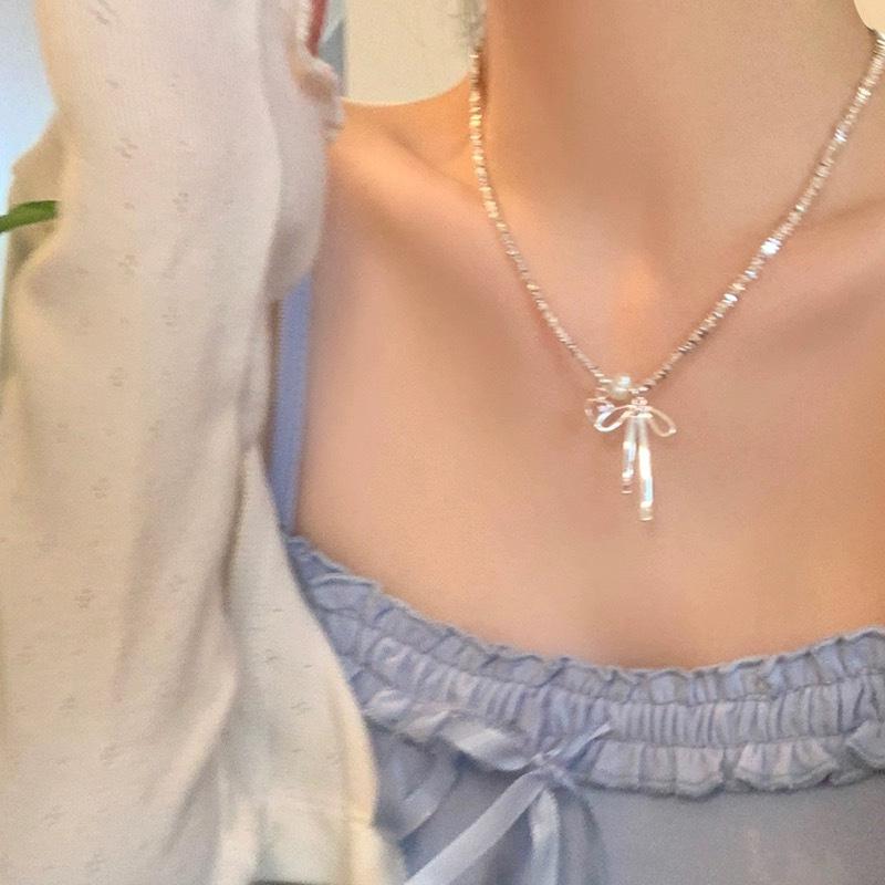 Brogan-style Necklace with Bow-shaped Pendant, Elegant Accessory for Women, High-end, Lightweight, Exclusive and Niche Neck Chain.
