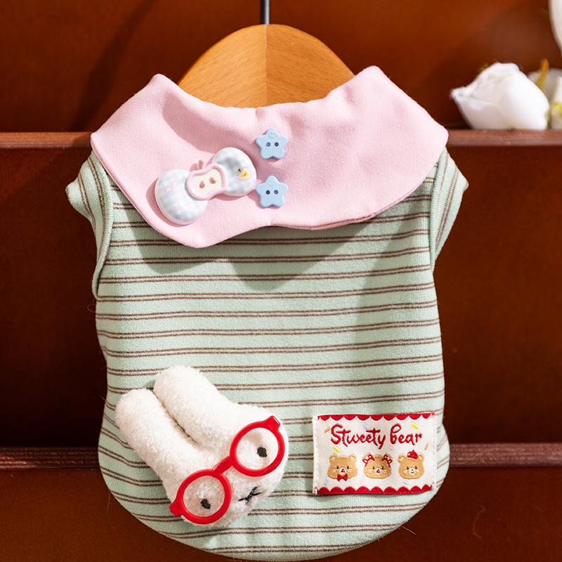 Frühling und Sommer neue Hundekleidung dreidimensionale Puppe gestreifte dünne Weste Katze Haustierkleidung