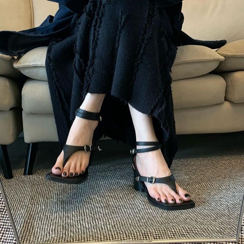 The 2025 New Summer Fashion Roman Square-toed Flip-top High-heeled Sandals for Women with Thick Heels and One-shoulder Buckles