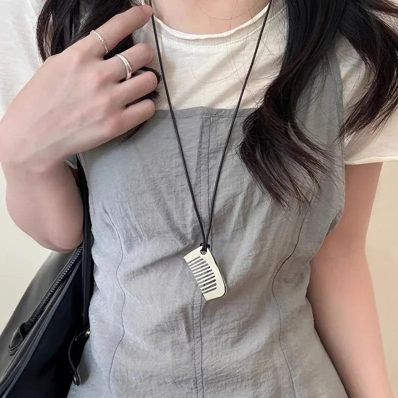 Elegant Coppery Comb Pendant Necklace - Long Sweater Chain for Women, Perfect for Parties & Casual Attire