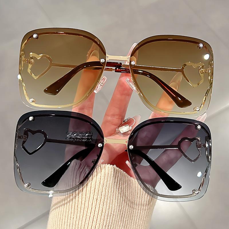New Metal Opening Large Square Frame Sunglasses for Women, Retro Hot Girl Glasses, and Openwork Heart-shaped Sunglasses