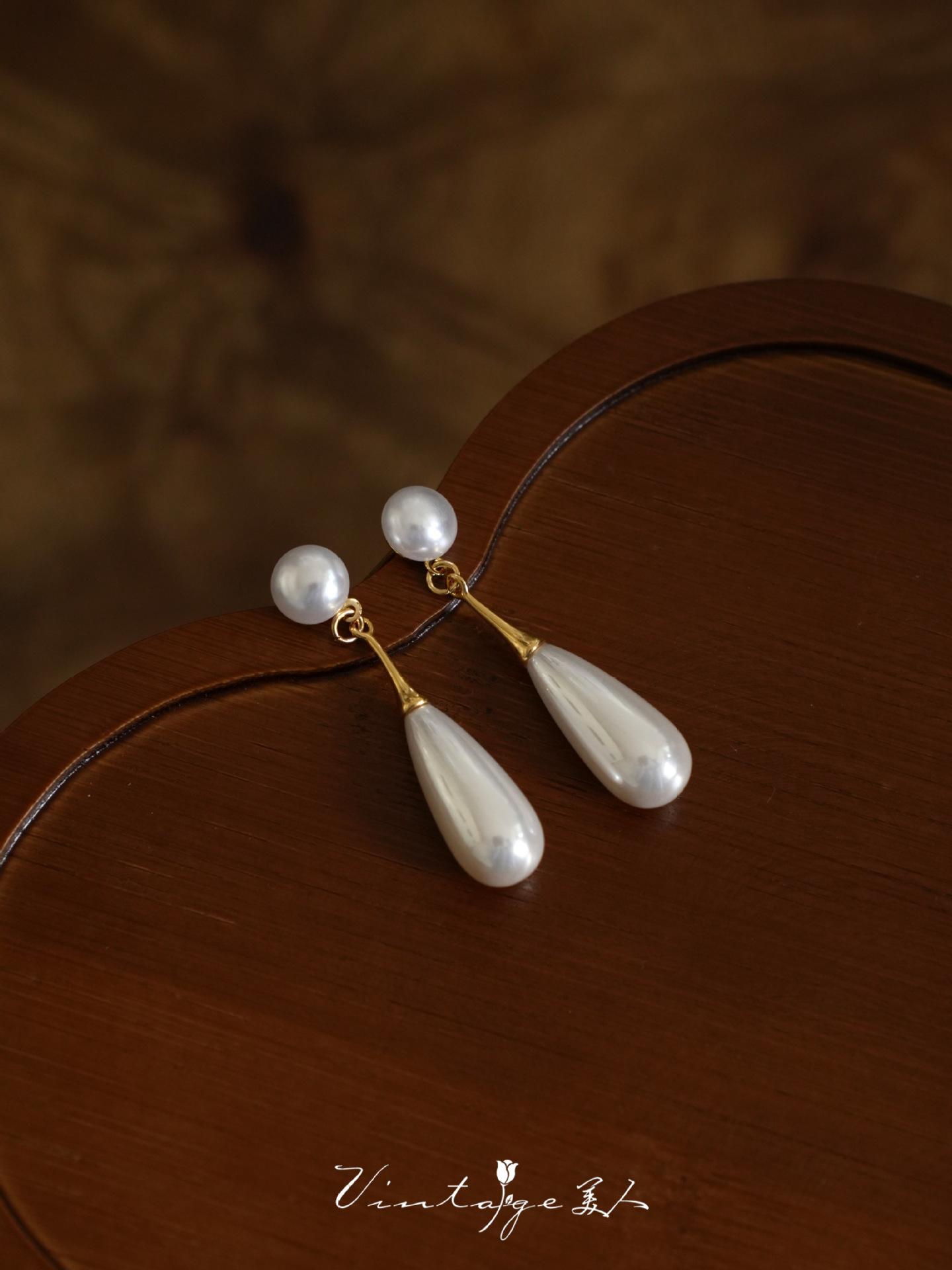 

Margaret retro French literary and classical high-end niche design water drop pearl earrings earclip women