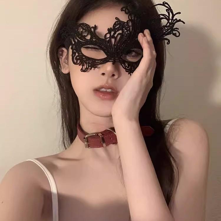 Halloween mask costume party with makeup costume-cosmetically transformed face mask, costume accessories,half-face lace-edged feather headpiece,mask