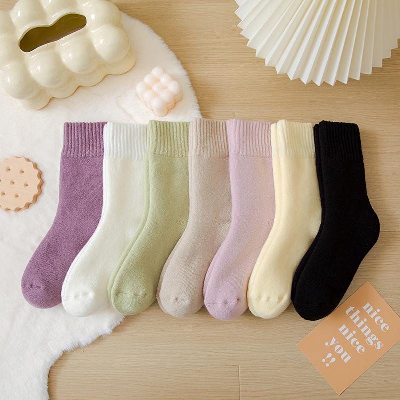 Dámské fleecové ponožky střední délky Zhuji - Silný samet, teplé a pohodlné na podzim/zimu, ideální na spaní nebo lenošení