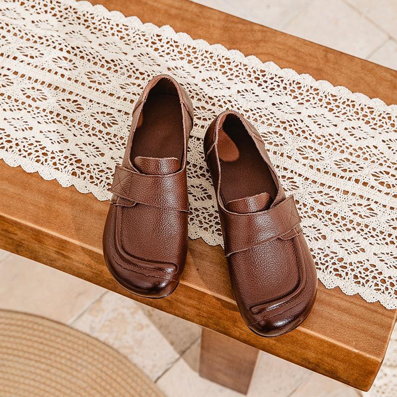 

Весенние кожаные туфли на мягкой подошве из говяжьей жилы, женские туфли на плоском каблуке с глубоким вырезом на липучке в ретро-стиле, ручной работы, для мам среднего и пожилого возраста 41 темно-коричневого