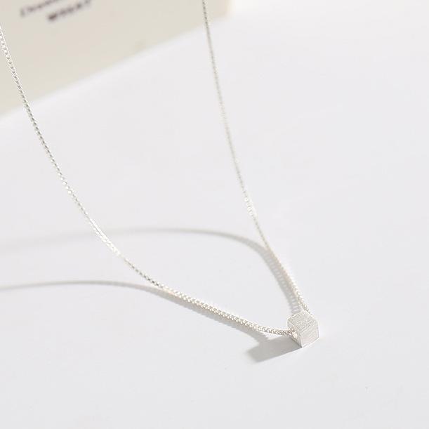 Korean Minimalist Geometric Sugar Cube Clavicle Necklace - Light Luxury Design