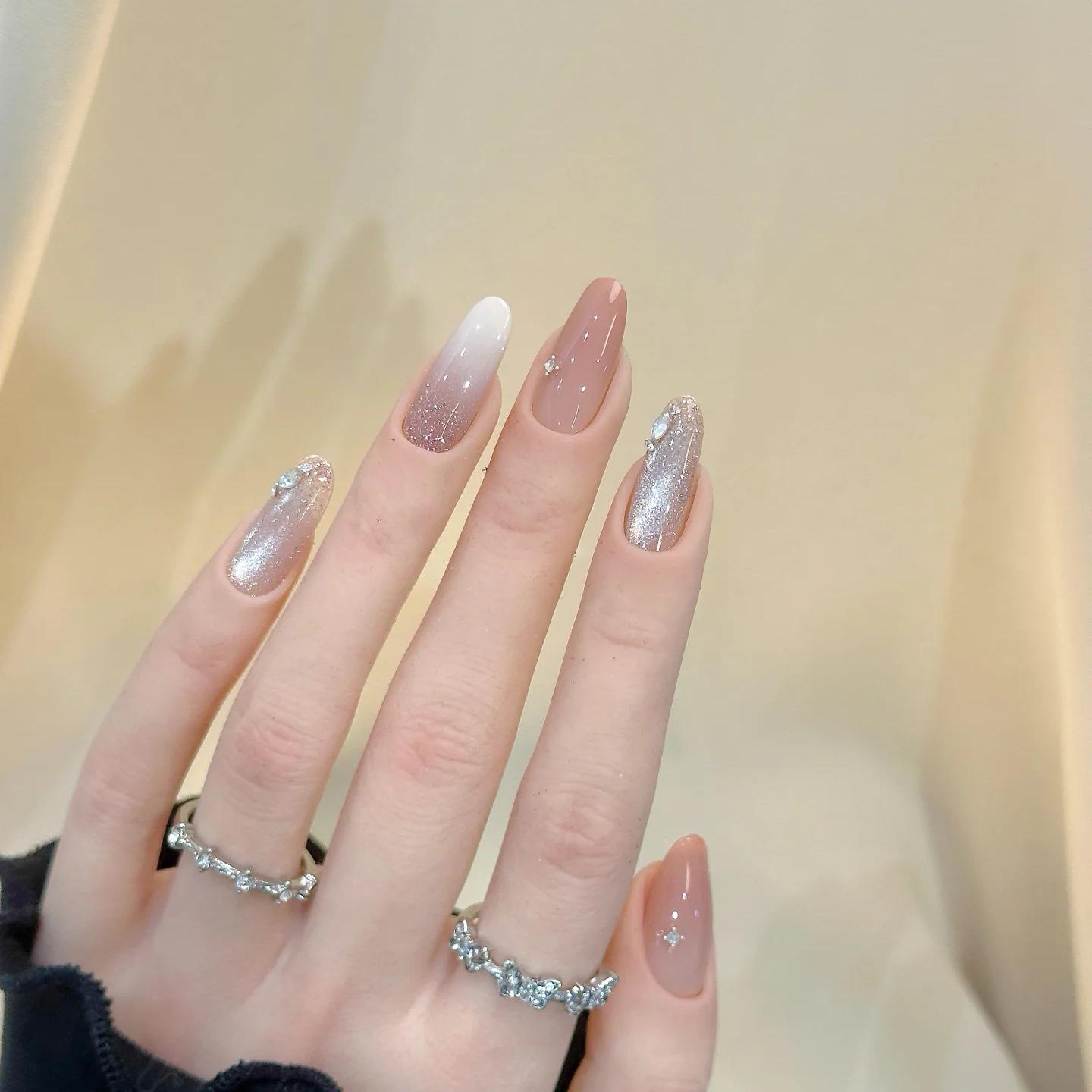 Niche High-End Nude Pink Cat Eye Rhinestone Gradient Manicure