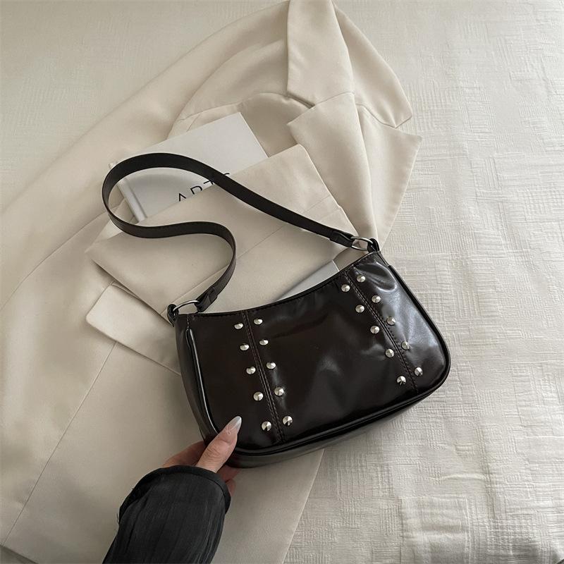 

Высококачественная корейская версия простой наплечной сумки 2025 осень новая ретро персонализированная повседневная маленькая квадратная сумка-подмышка с заклепками