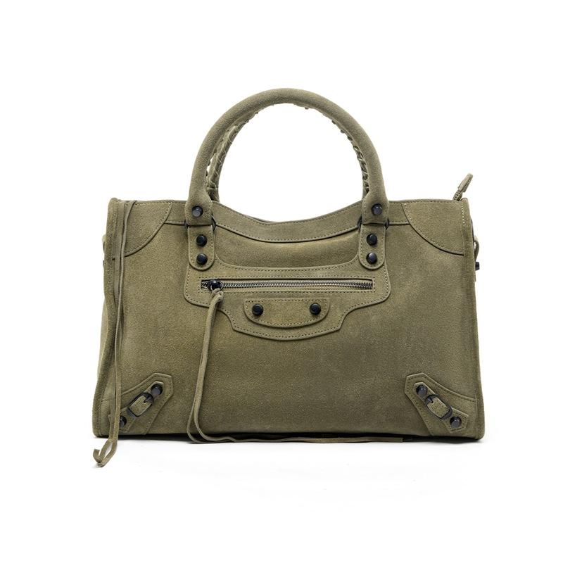 

Rivet locomotive bag, versatile style, underarm tote bag, new souvenir, genuine leather, high-end women s large-capacity handbag.