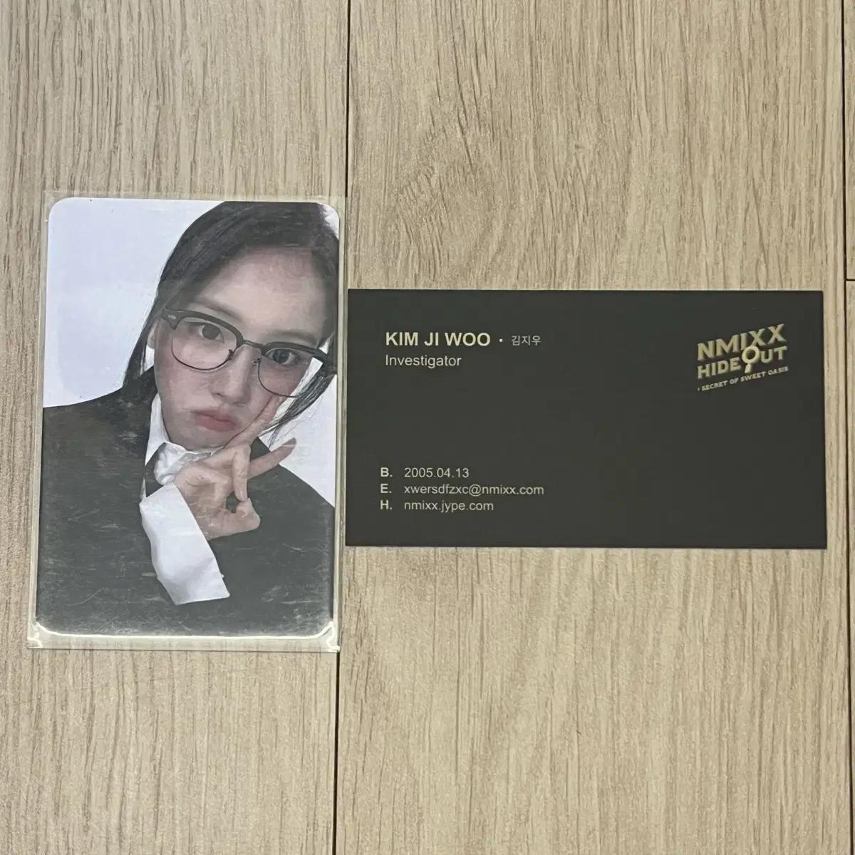 

NMIXX Nmixx Джию Кафе к 1-й годовщине Фотокарточка