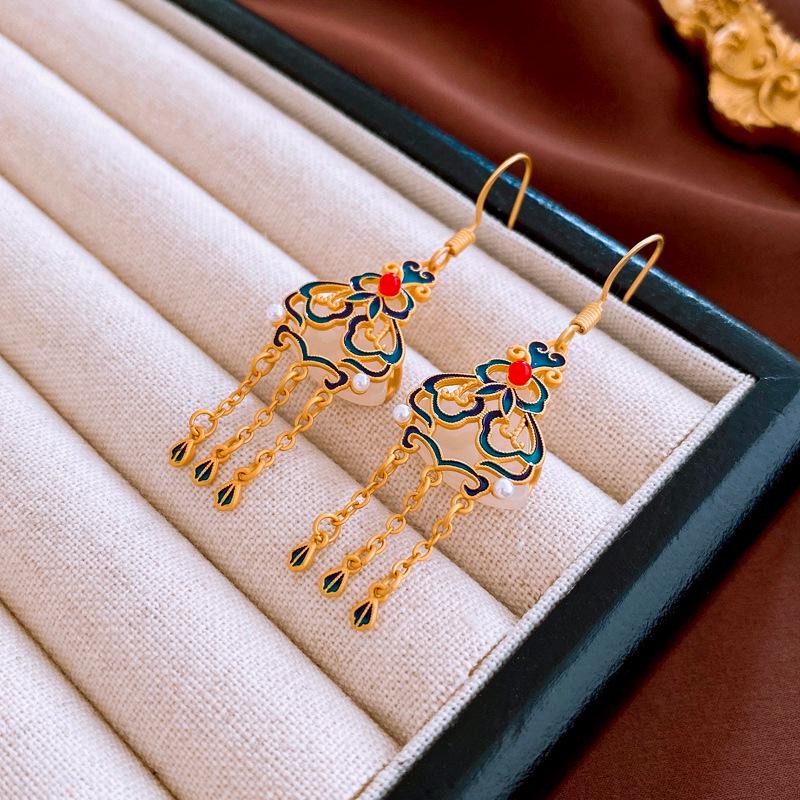 

Chinese Heart Drip Oil Pearl Tassel Earrings: Retro Fashion with High-End Elegance