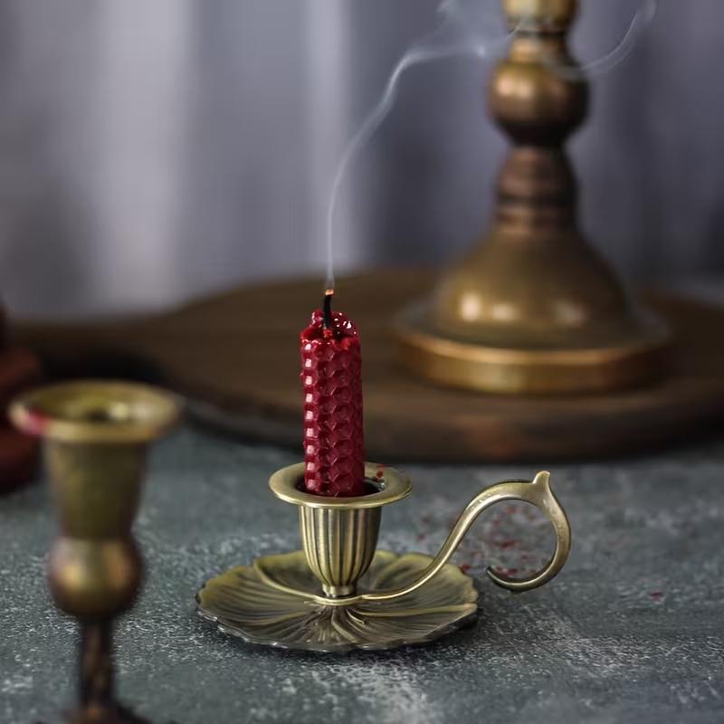 1PCS Retro Metal Taper Candle Holder European Retro Handheld Small Candlestick Crafts Bronze Table Candle Holder Home Decor