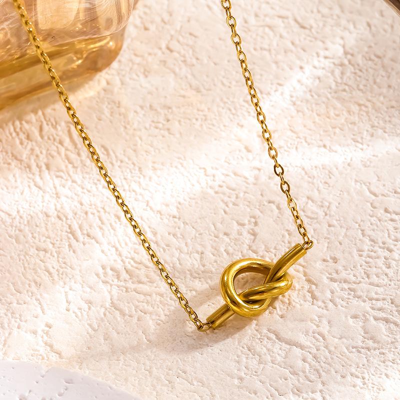 18K Gold-Plated Titanium Steel Knotted Heart Pendant Necklace for Women – Versatile Clavicle Chain Jewelry with a High-End Feel