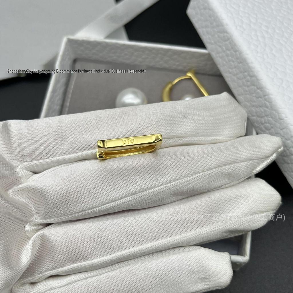 High-Quality D-jia Pearl Stud Earrings: Women's Unique Design with Interchangeable Large and Small Pearl Options.