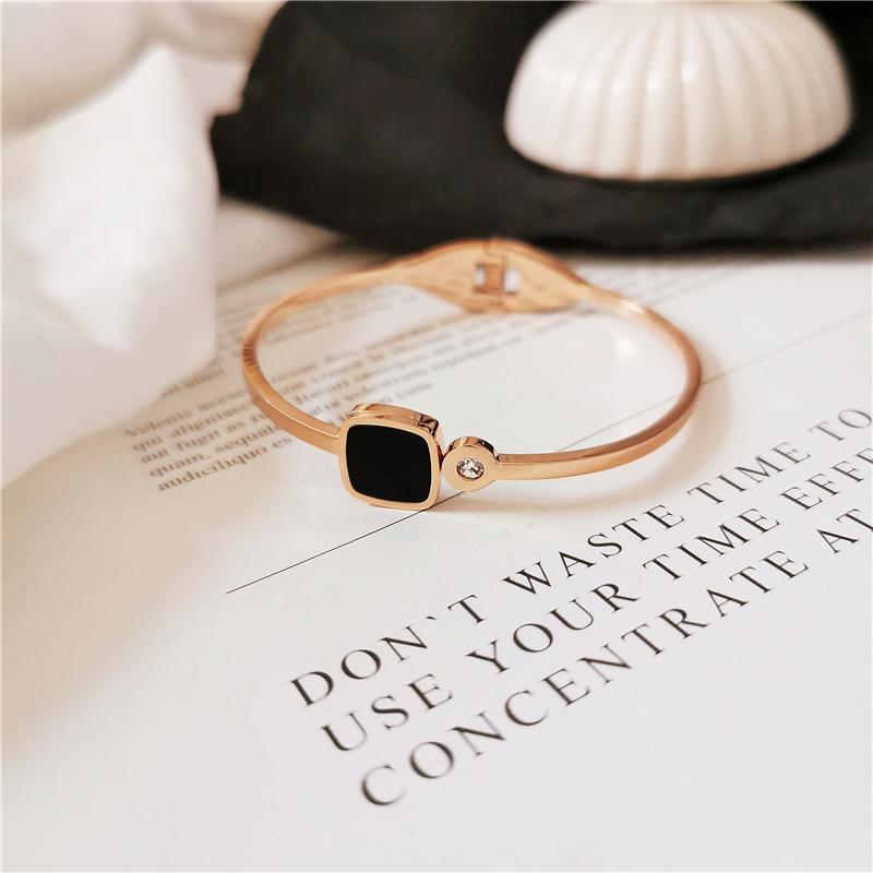 Rose Gold Plated Bracelet: Black Mother-of-Pearl Square, Diamond Inlaid Titanium Steel серебряный