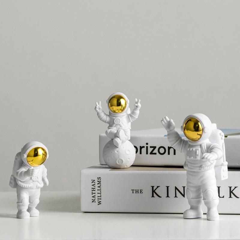 Creative Spaceman Birthday Gift and Graduation Gift Astronaut Desktop Small Ornaments Modern Minimalism Style Multifunctional