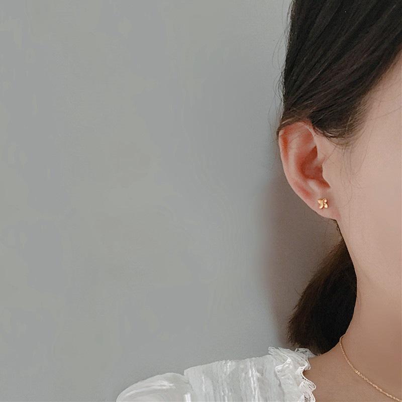 Pendientes de botón de plata de ley chapados en oro de 18 quilates con trébol de cuatro hojas para mujer - Minimalistas, Elegantes, Versátiles, Diseño de Molino de Viento.