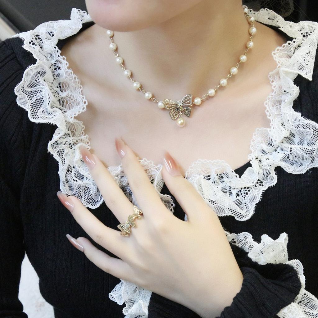 New Hot Brand Vintage Women's Necklace Luxury Jewelry For Women Fashion Butterfly Type Designer Pendant Pearl Chain Choker