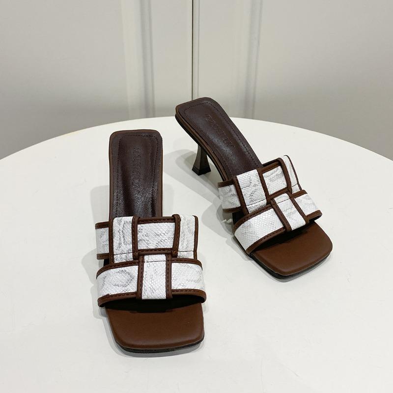 мода плетение дизайн женские тапочки с открытым носком летние туфли на тонком высоком — фото 5