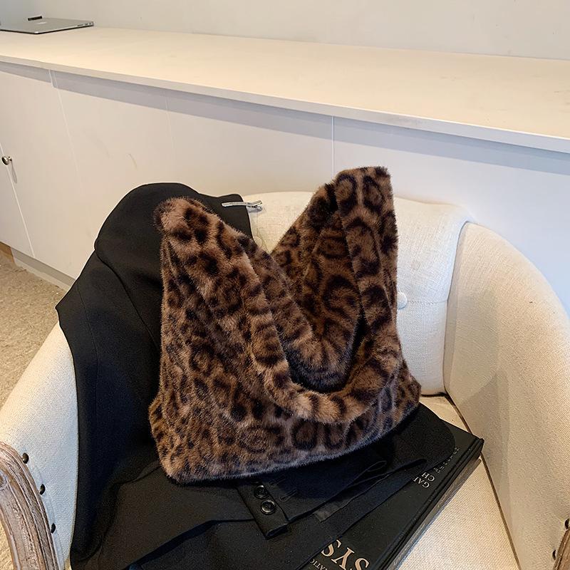 

Корейская версия зимняя женская сумка большой емкости 2025 года новая сумка-тоут с леопардовым принтом нишевая модная сумка через плечо под мышку коричневый