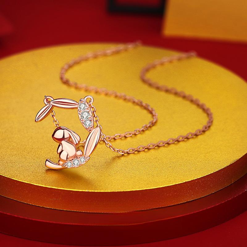 

Оригинальное ожерелье с нефритовым кроликом и гуйчжи, женское ожерелье с кроликом на год рождения, легкая роскошная цепочка премиум-класса Sense на ключицу для подруг
