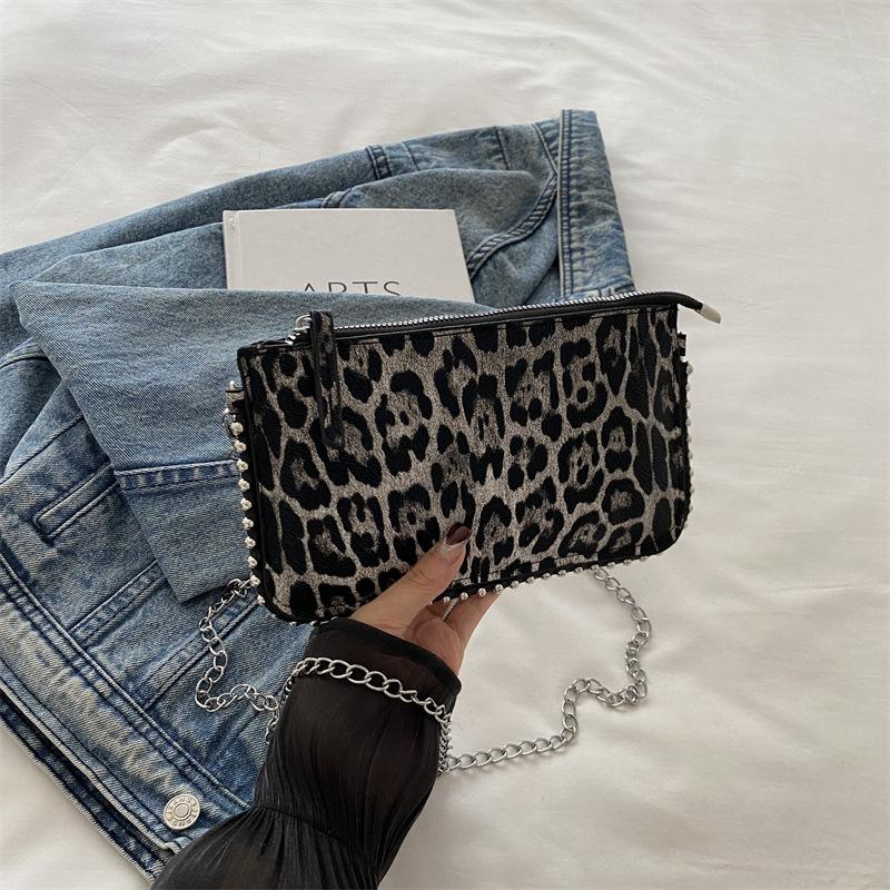 

2024 новый французский популярный нишевый дизайн маленькая квадратная сумка тренд иностранный стиль мода простая сумка через плечо с леопардовым принтом подмышкой чёрный