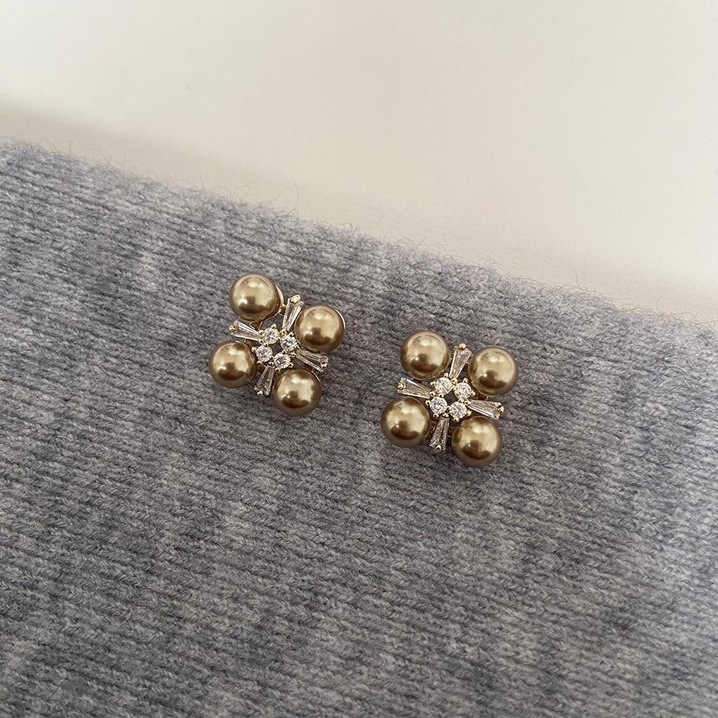 Autumn and Winter Gentle Pearl Gold Square Simple Earrings Versatile French Elegant Niche Earrings