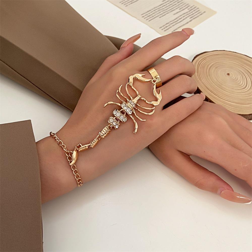 1Pc Exaggerated Scorpion Finger Bracelet for Women, Sweet and Cool, Spicy Style, New 3D Scorpion Bracelet with Micro-set Zircon.