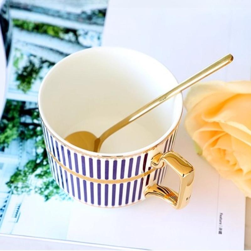 Feines Knochenporzellan Kaffeetassen- und Untertassensets, 270 ml Wunderschön glasierte Teetasse mit Goldrand und Henkel, Keramik-Kaffeetassen mit goldenem Löffel