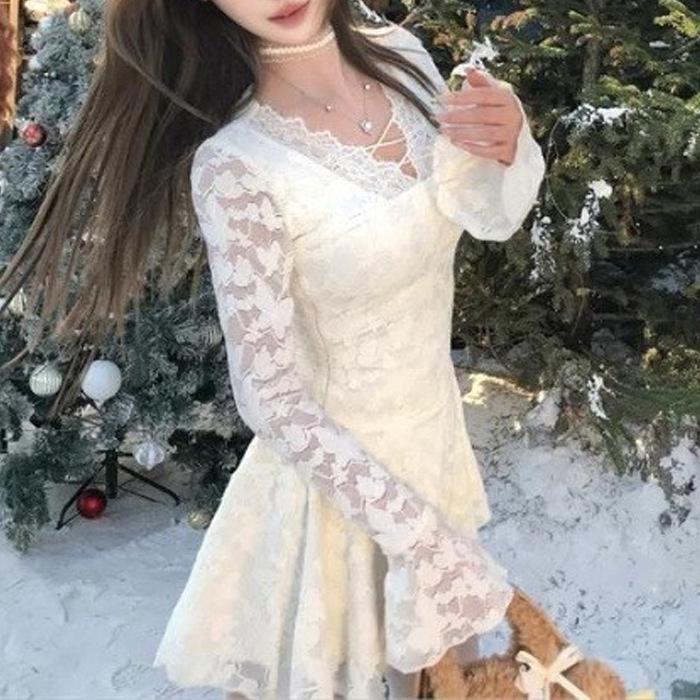 2025 Yujie Schwarzes Spitzen-Schlankheits-Hüftbetonendes Kurzes Kleid für Damen - Frühherbstkollektion