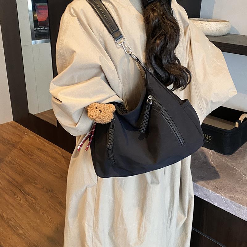 Premium casual messenger bag women's summer 2025 new large-capacity commuter bag niche single shoulder armpit tote bag