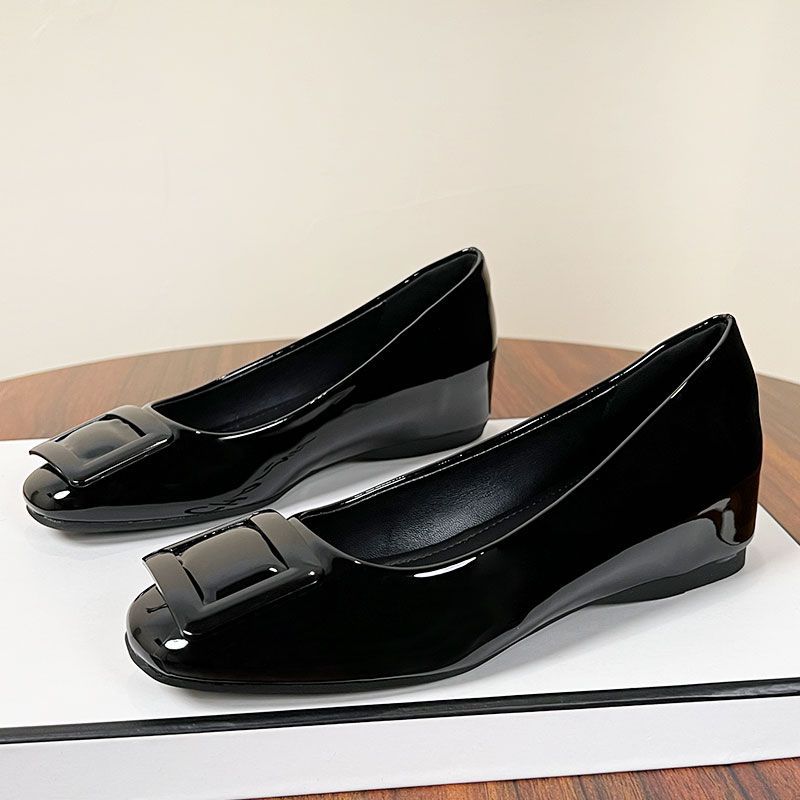 

Женские туфли-лодочки на квадратном каблуке, увеличивающие рост, весна-осень 2025, новинка, универсальные, с квадратной пряжкой, нюдовые, из мягкой лакированной кожи 40 чёрный